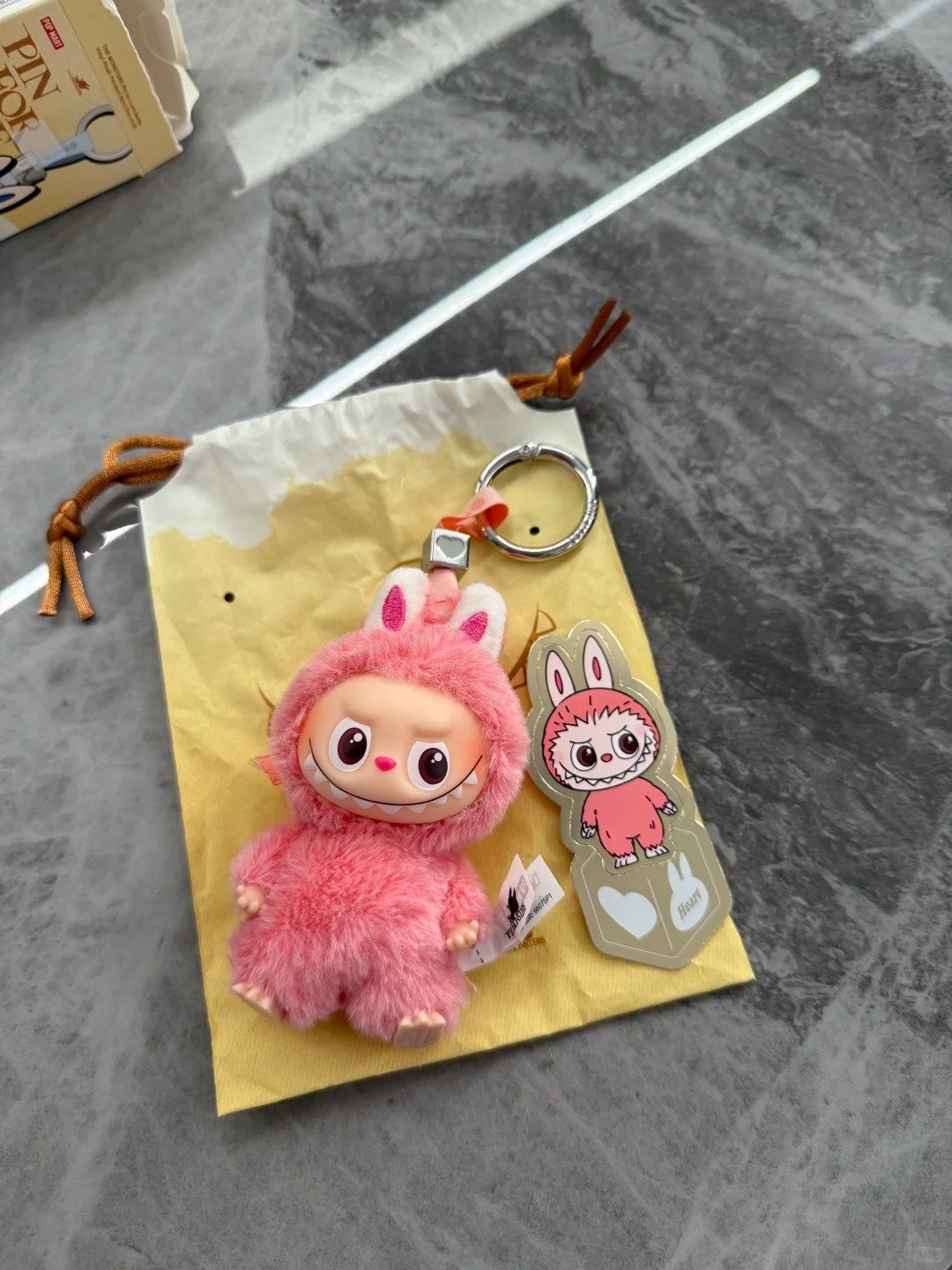 (labubu v4)pin of love – heart(secret edition)